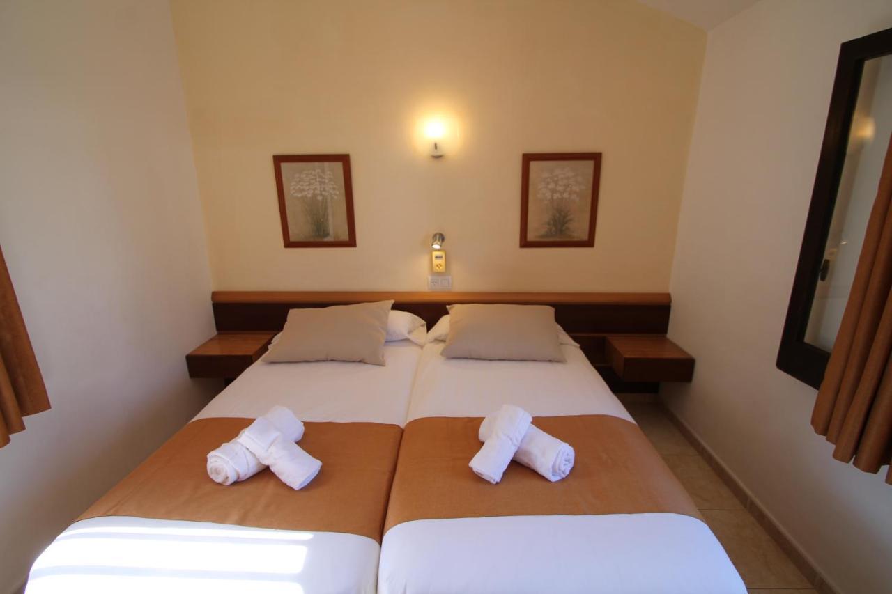 Apartaments Talayot Cala'N Blanes  Bagian luar foto