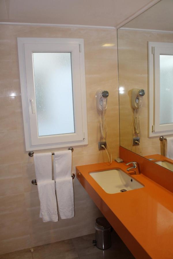 Apartaments Talayot Cala'N Blanes  Bagian luar foto